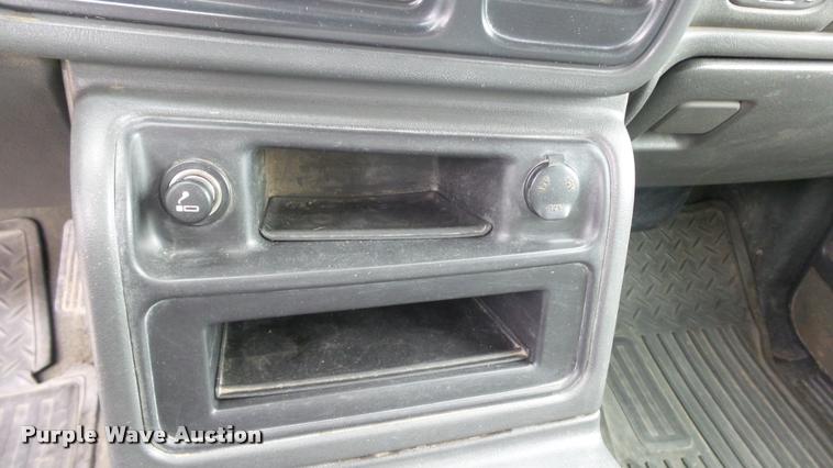 image for item K8104 2004 Chevrolet Silverado 2500 Ext. Cab pickup truck