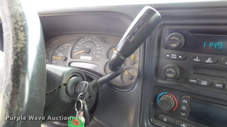 image for item K8104 2004 Chevrolet Silverado 2500 Ext. Cab pickup truck