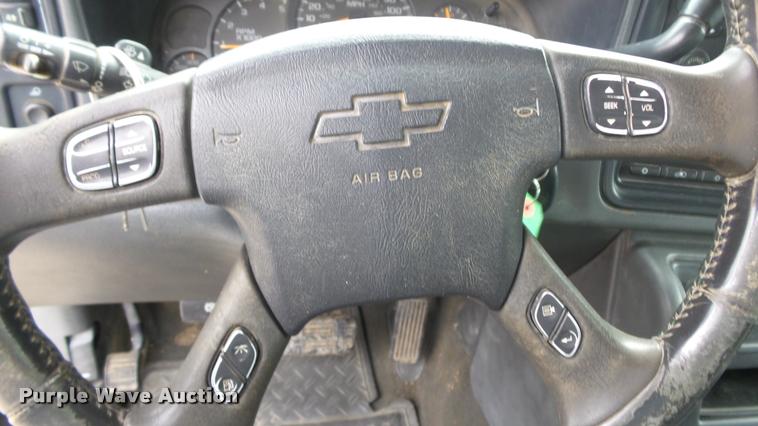 image for item K8104 2004 Chevrolet Silverado 2500 Ext. Cab pickup truck