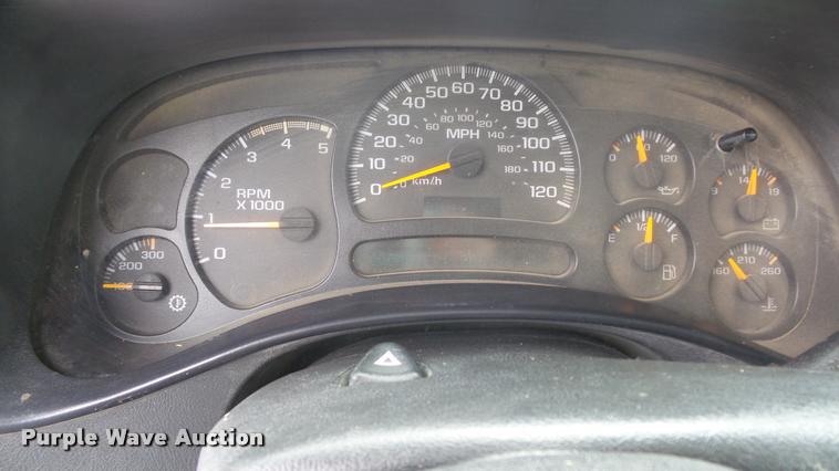 image for item K8104 2004 Chevrolet Silverado 2500 Ext. Cab pickup truck