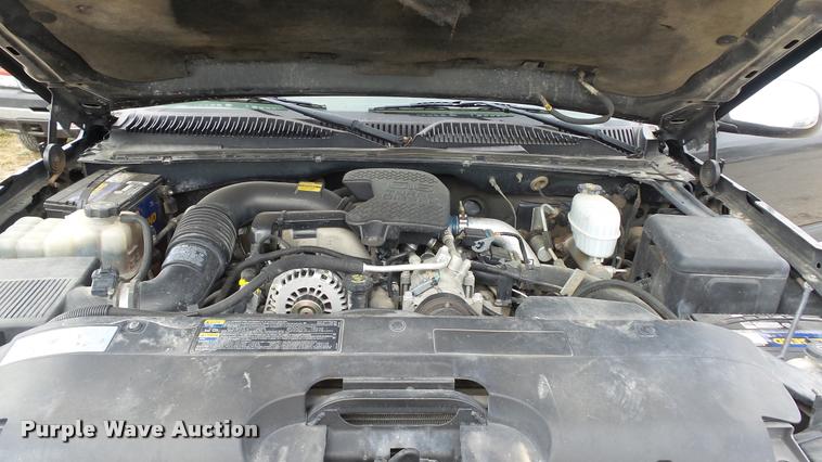 image for item K8104 2004 Chevrolet Silverado 2500 Ext. Cab pickup truck