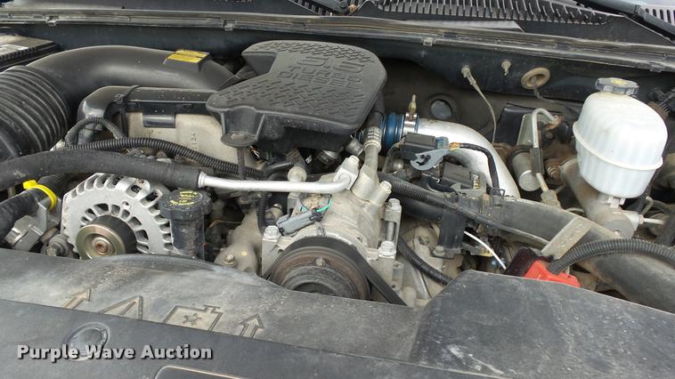 image for item K8104 2004 Chevrolet Silverado 2500 Ext. Cab pickup truck