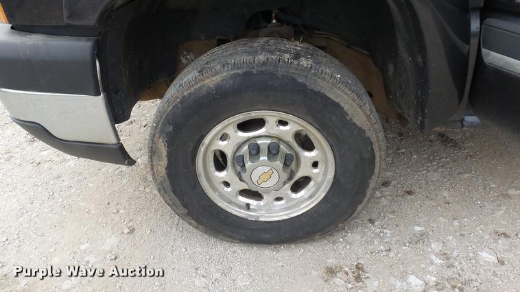 image for item K8104 2004 Chevrolet Silverado 2500 Ext. Cab pickup truck