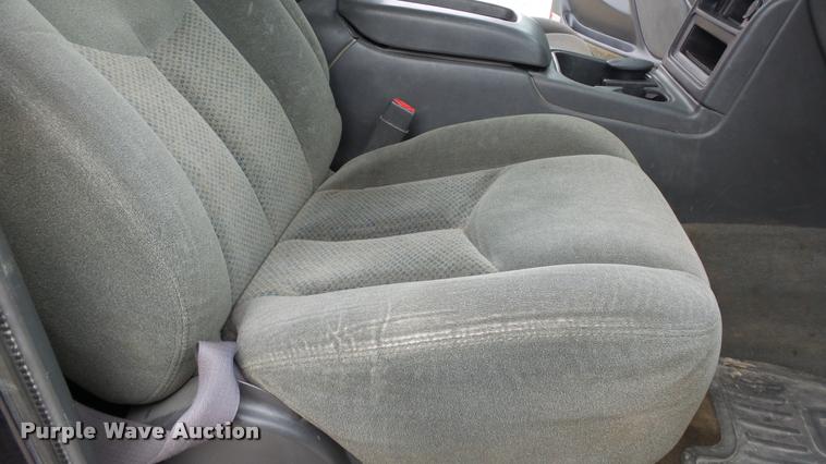 image for item K8104 2004 Chevrolet Silverado 2500 Ext. Cab pickup truck