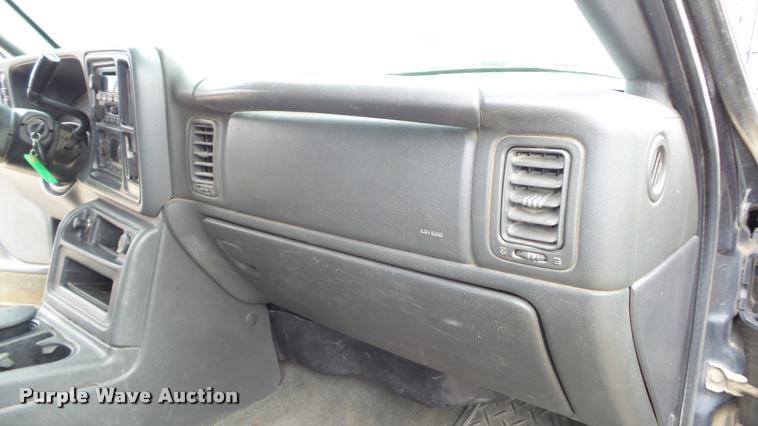 image for item K8104 2004 Chevrolet Silverado 2500 Ext. Cab pickup truck