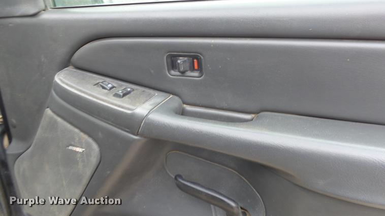 image for item K8104 2004 Chevrolet Silverado 2500 Ext. Cab pickup truck