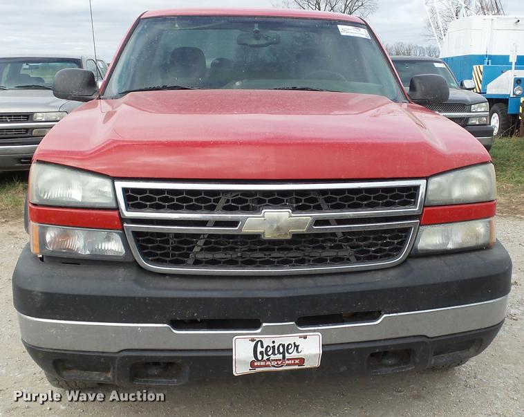 image for item K8105 2006 Chevrolet Silverado 2500 pickup truck
