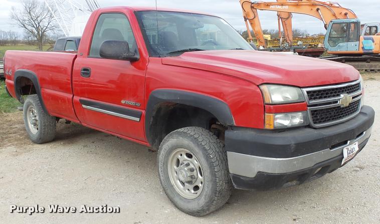 image for item K8105 2006 Chevrolet Silverado 2500 pickup truck