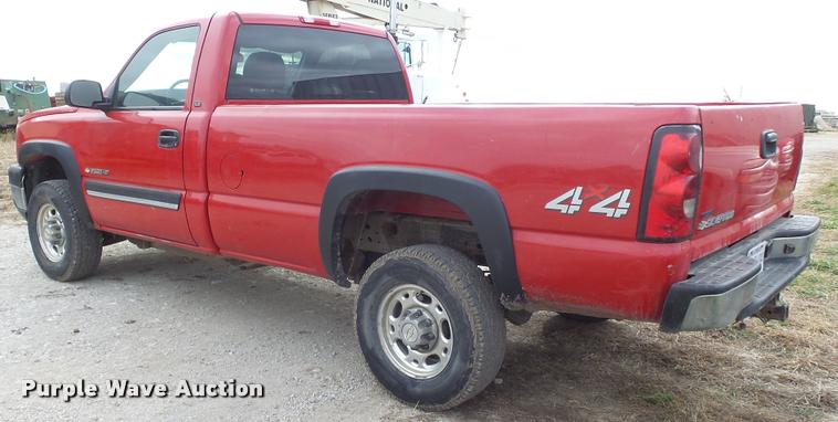image for item K8105 2006 Chevrolet Silverado 2500 pickup truck