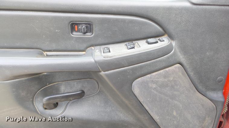 image for item K8105 2006 Chevrolet Silverado 2500 pickup truck