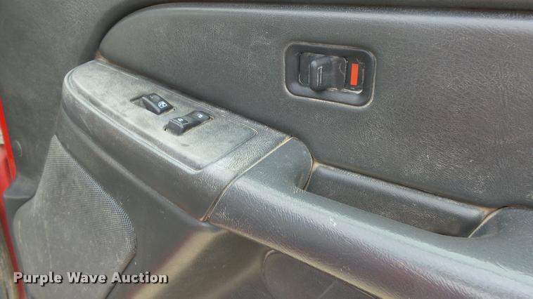 image for item K8105 2006 Chevrolet Silverado 2500 pickup truck