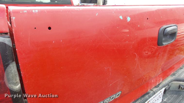 image for item K8105 2006 Chevrolet Silverado 2500 pickup truck