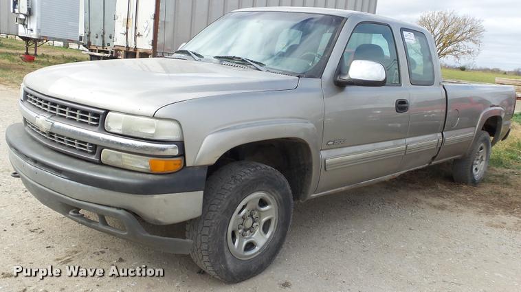 image for item K8106 2001 Chevrolet Silverado 1500 LS Ext. Cab pickup truck