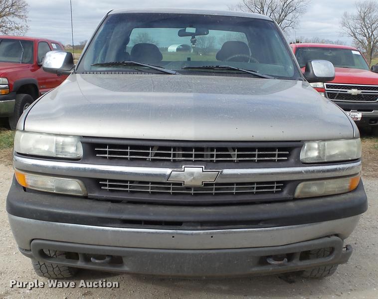 image for item K8106 2001 Chevrolet Silverado 1500 LS Ext. Cab pickup truck