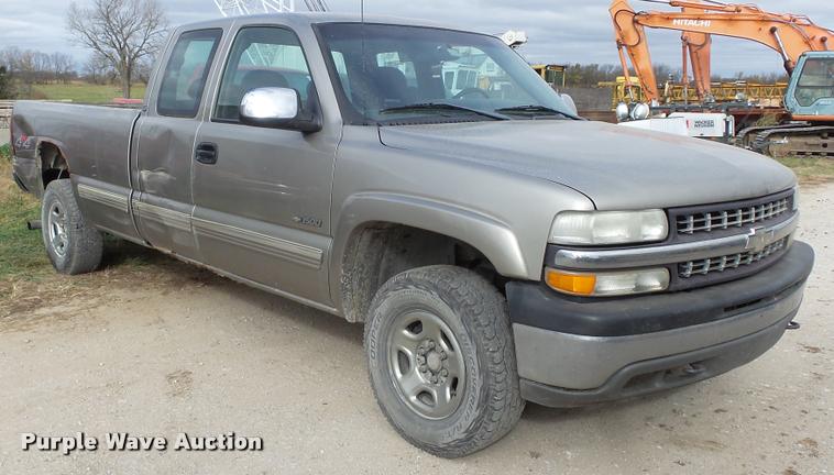 image for item K8106 2001 Chevrolet Silverado 1500 LS Ext. Cab pickup truck