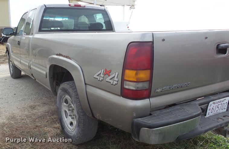 image for item K8106 2001 Chevrolet Silverado 1500 LS Ext. Cab pickup truck