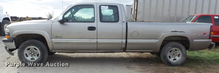 image for item K8106 2001 Chevrolet Silverado 1500 LS Ext. Cab pickup truck