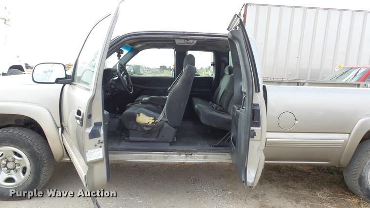 image for item K8106 2001 Chevrolet Silverado 1500 LS Ext. Cab pickup truck