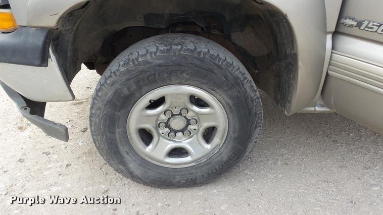 image for item K8106 2001 Chevrolet Silverado 1500 LS Ext. Cab pickup truck