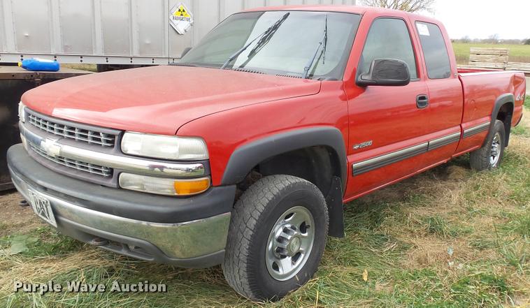 image for item K8107 2000 Chevrolet Silverado 2500 LS Ext. Cab pickup truck