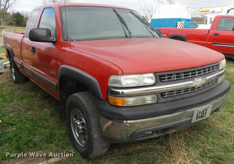 image for item K8107 2000 Chevrolet Silverado 2500 LS Ext. Cab pickup truck