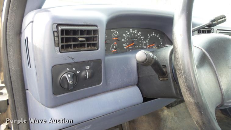 image for item K8121 1999 Ford F250 Super Duty XL pickup truck