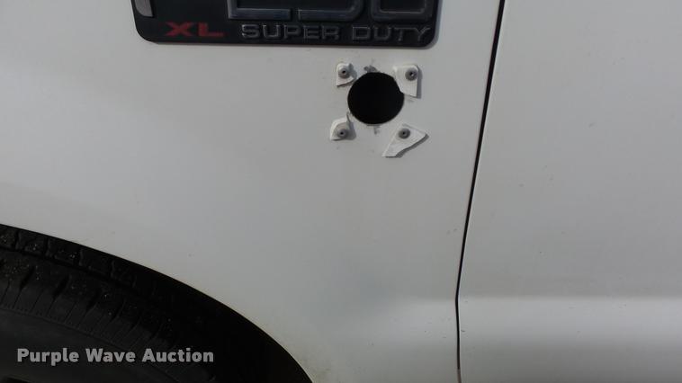 image for item K8121 1999 Ford F250 Super Duty XL pickup truck