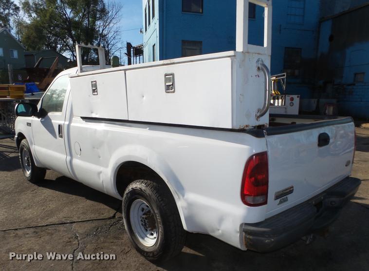 image for item L4148 2004 Ford F250 Super Duty XL pickup truck