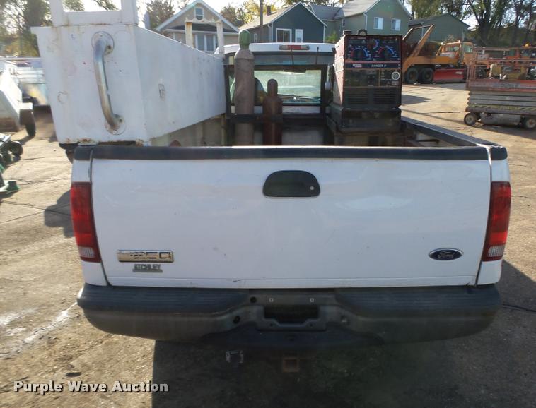 image for item L4148 2004 Ford F250 Super Duty XL pickup truck
