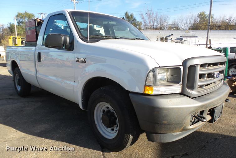 image for item L4148 2004 Ford F250 Super Duty XL pickup truck
