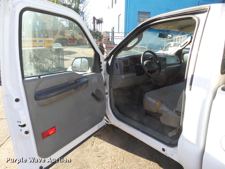 image for item L4148 2004 Ford F250 Super Duty XL pickup truck