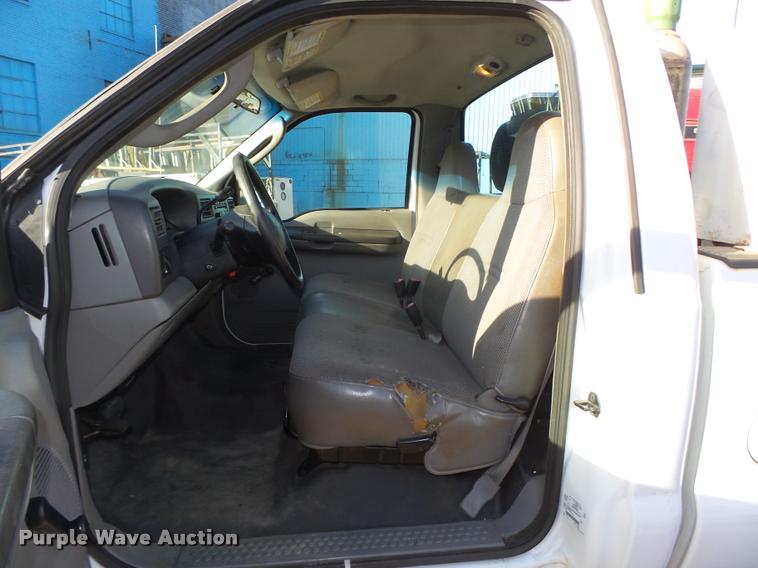 image for item L4148 2004 Ford F250 Super Duty XL pickup truck