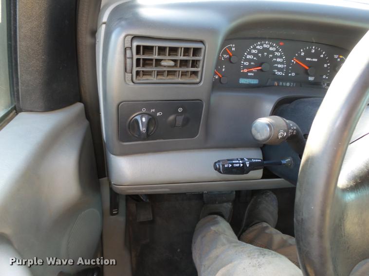 image for item L4148 2004 Ford F250 Super Duty XL pickup truck