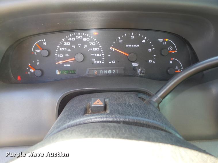 image for item L4148 2004 Ford F250 Super Duty XL pickup truck