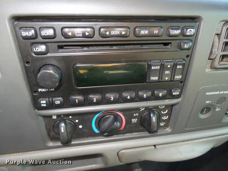 image for item L4148 2004 Ford F250 Super Duty XL pickup truck