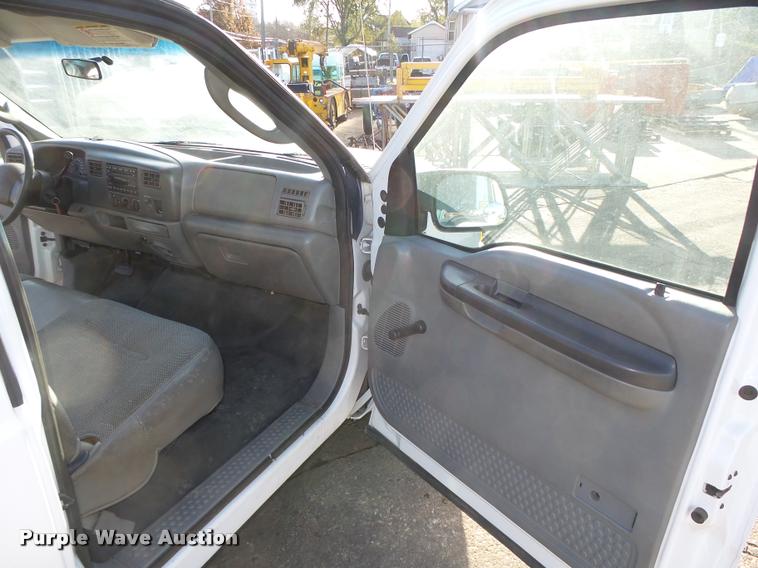 image for item L4148 2004 Ford F250 Super Duty XL pickup truck