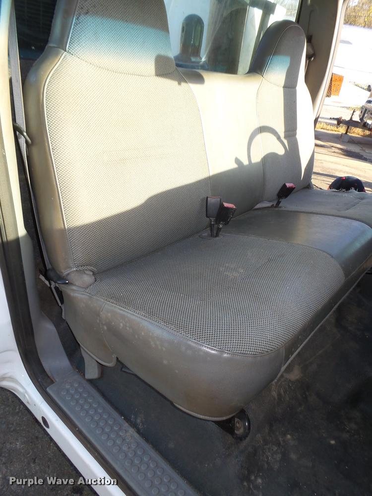 image for item L4148 2004 Ford F250 Super Duty XL pickup truck