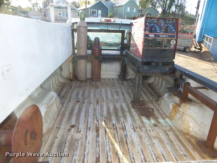 image for item L4148 2004 Ford F250 Super Duty XL pickup truck