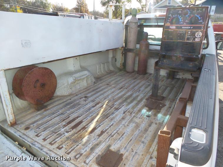 image for item L4148 2004 Ford F250 Super Duty XL pickup truck