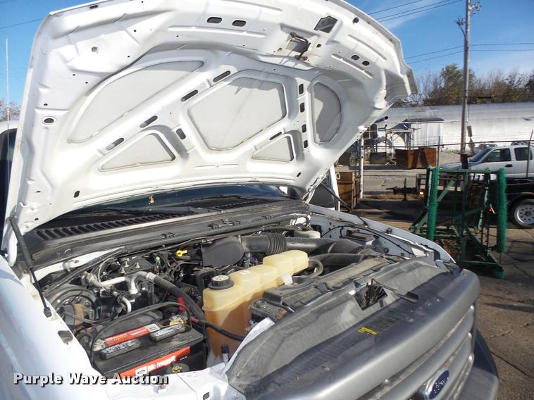 image for item L4148 2004 Ford F250 Super Duty XL pickup truck