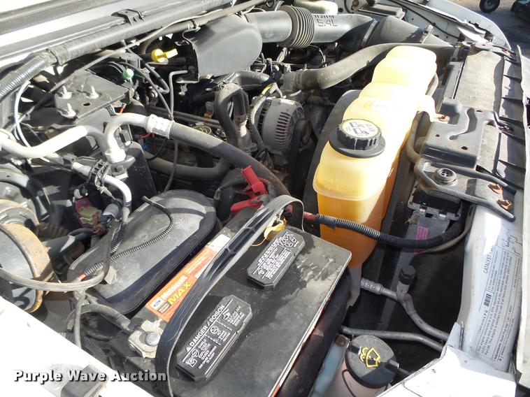 image for item L4148 2004 Ford F250 Super Duty XL pickup truck