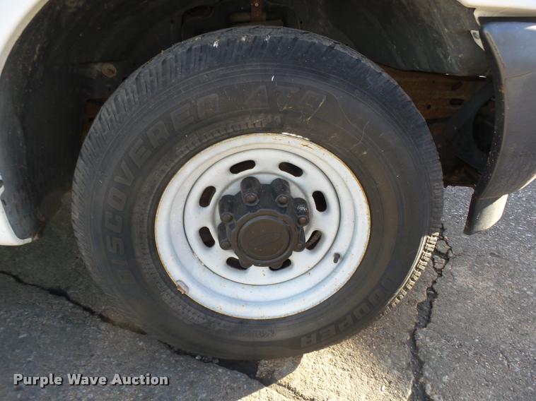 image for item L4148 2004 Ford F250 Super Duty XL pickup truck