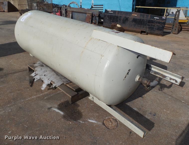 image for item L4161 Vertical cylinder tank