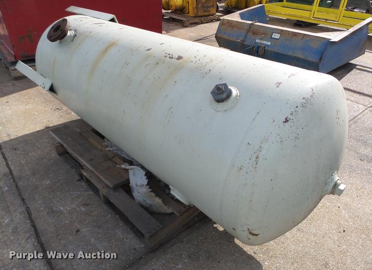 image for item L4161 Vertical cylinder tank