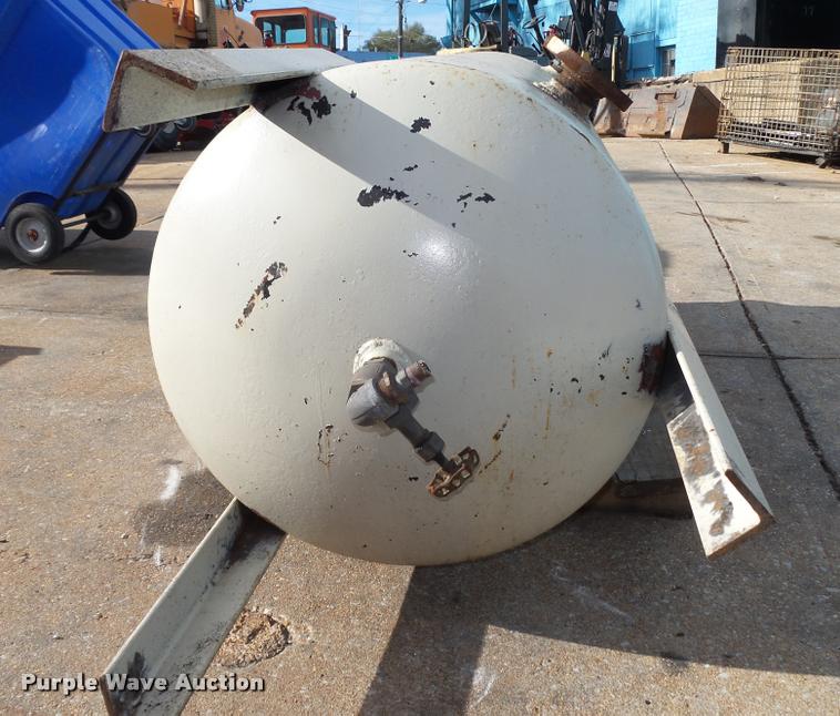 image for item L4161 Vertical cylinder tank