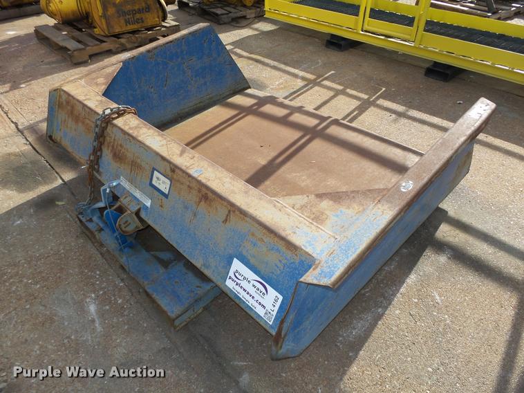 image for item L4162 2010 Vestl FL-4000 fork mounted bucket