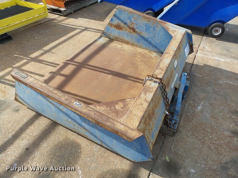 image for item L4162 2010 Vestl FL-4000 fork mounted bucket