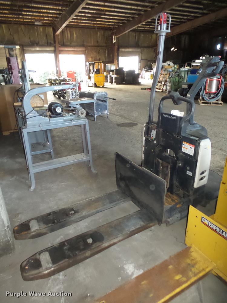 image for item L4172 Crown PE 4500 series pallet jack