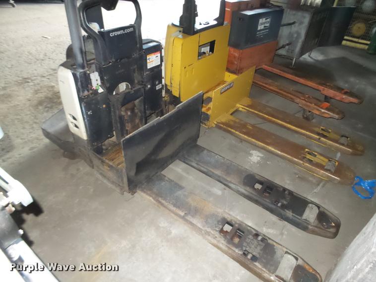 image for item L4172 Crown PE 4500 series pallet jack