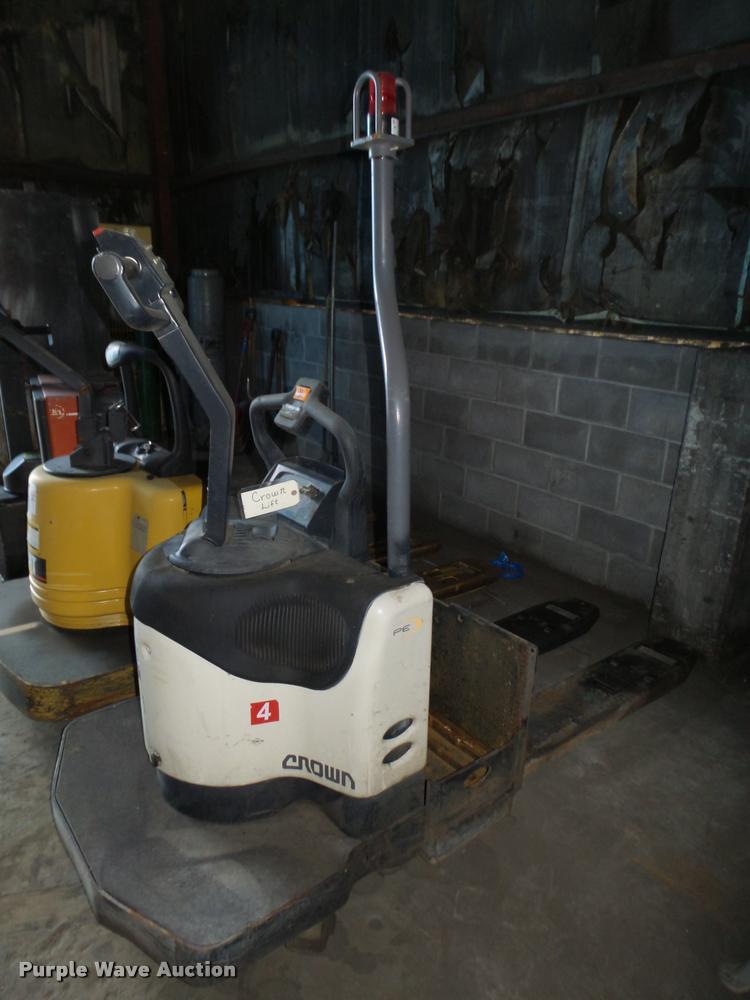 image for item L4172 Crown PE 4500 series pallet jack